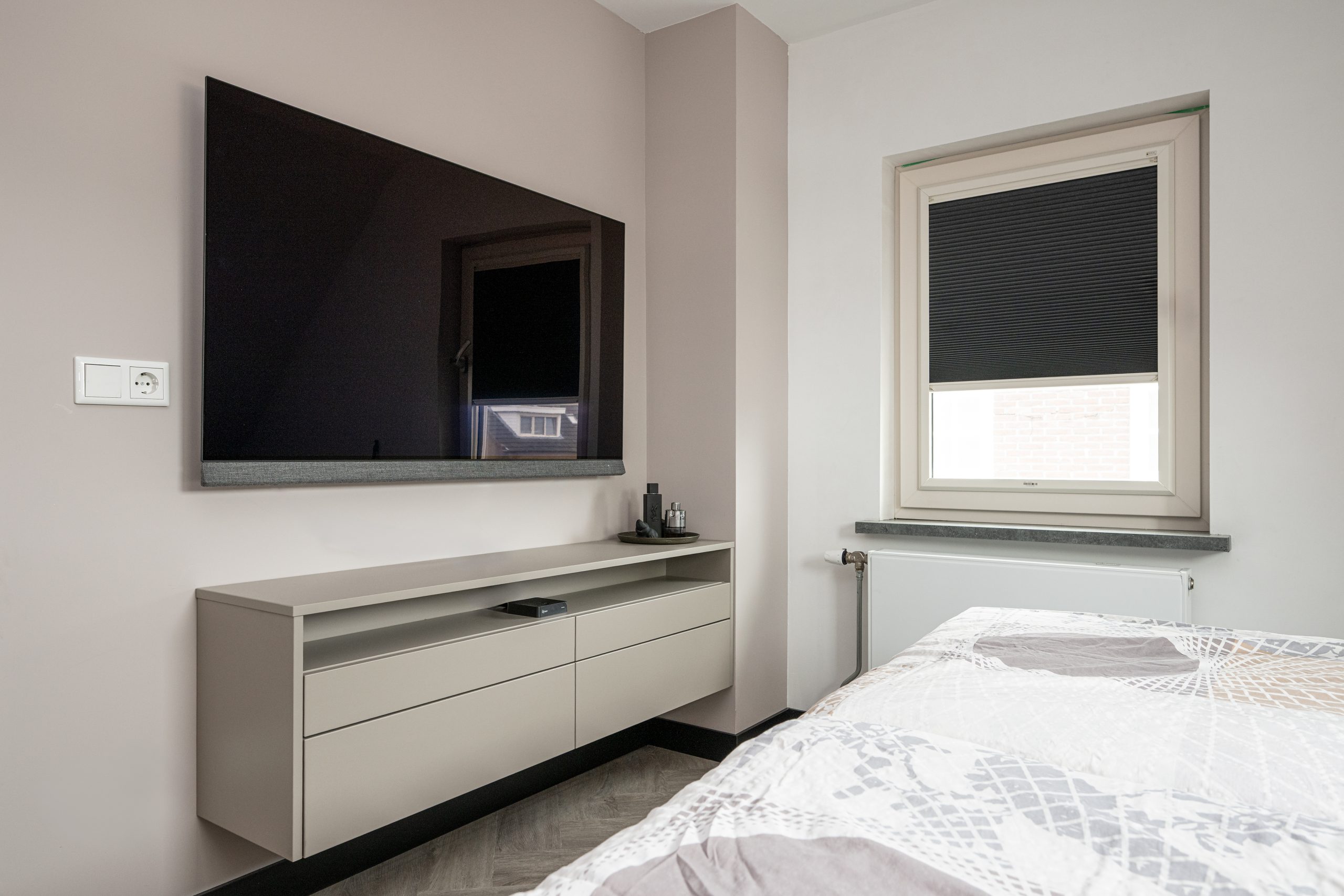 Beige tv-meubel in een moderne slaapkamer met warme, rustgevende uitstraling