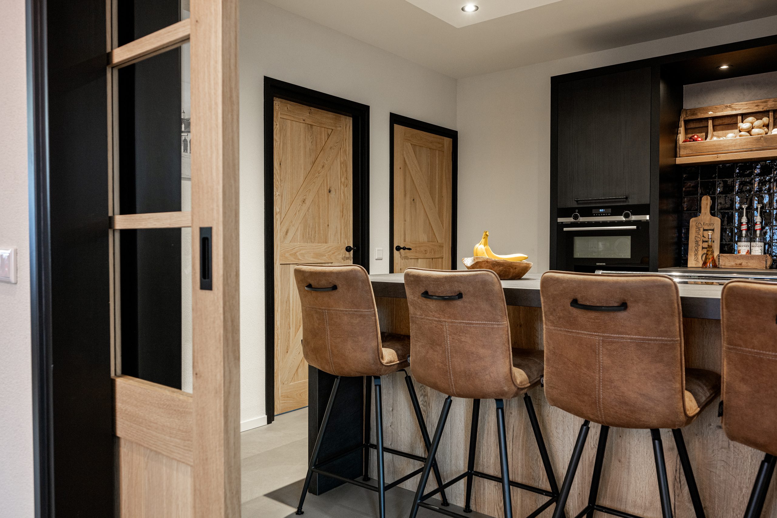 Landelijke eiken binnendeur met klassieke panelen