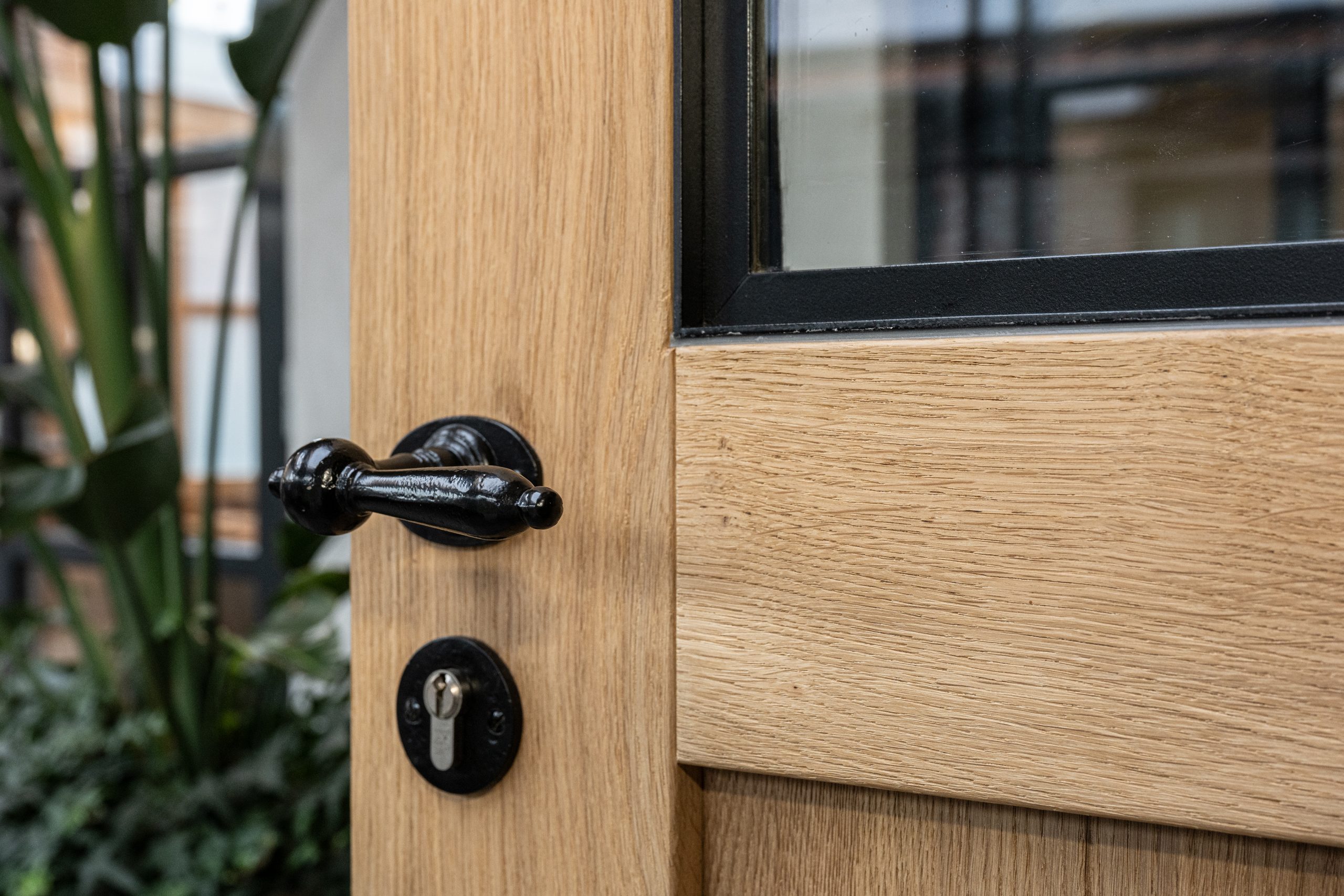 Massief eiken binnendeur voorzien van zwart gietijzeren deurklink