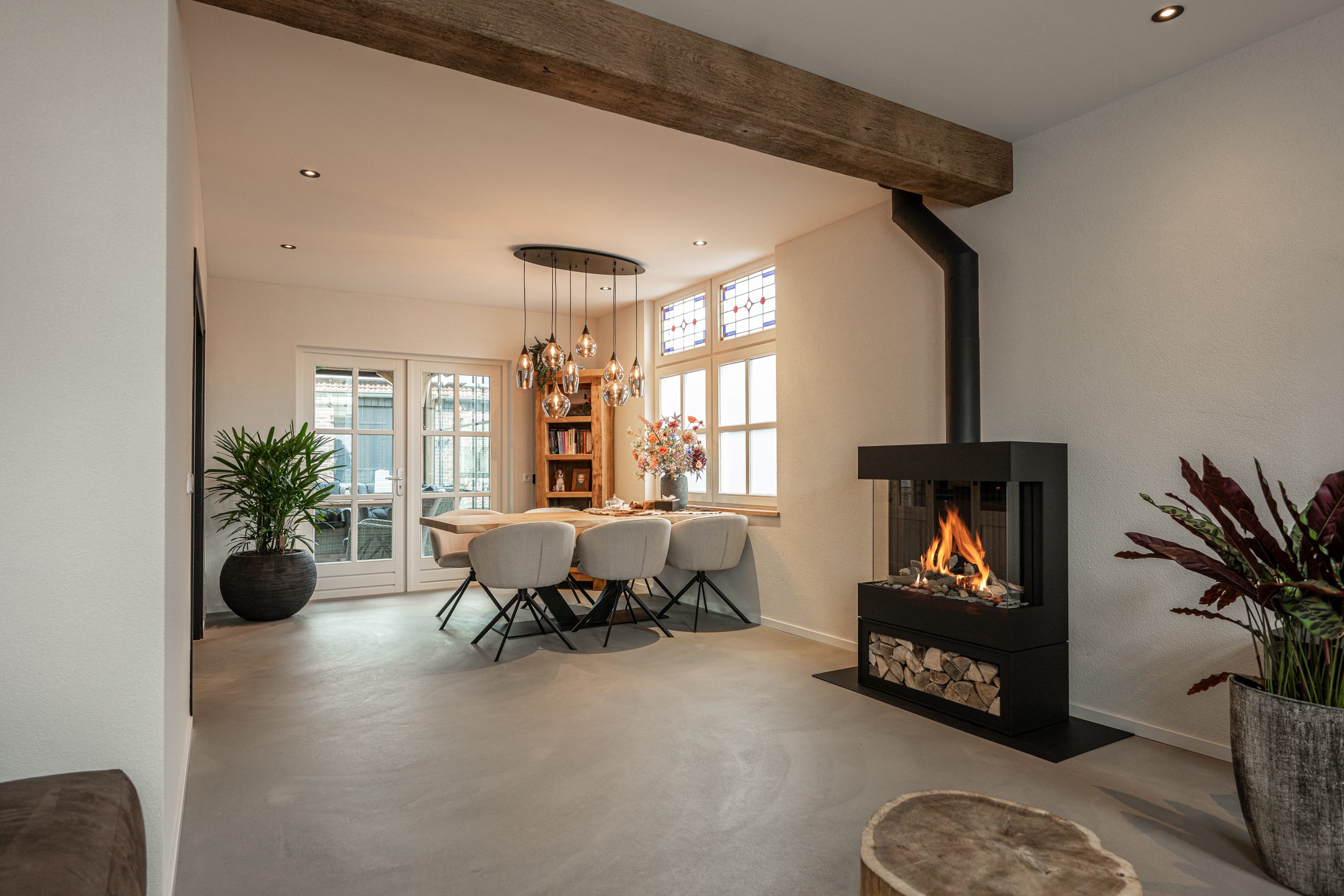 Oud houten balk als sfeervol element in de woonkamer