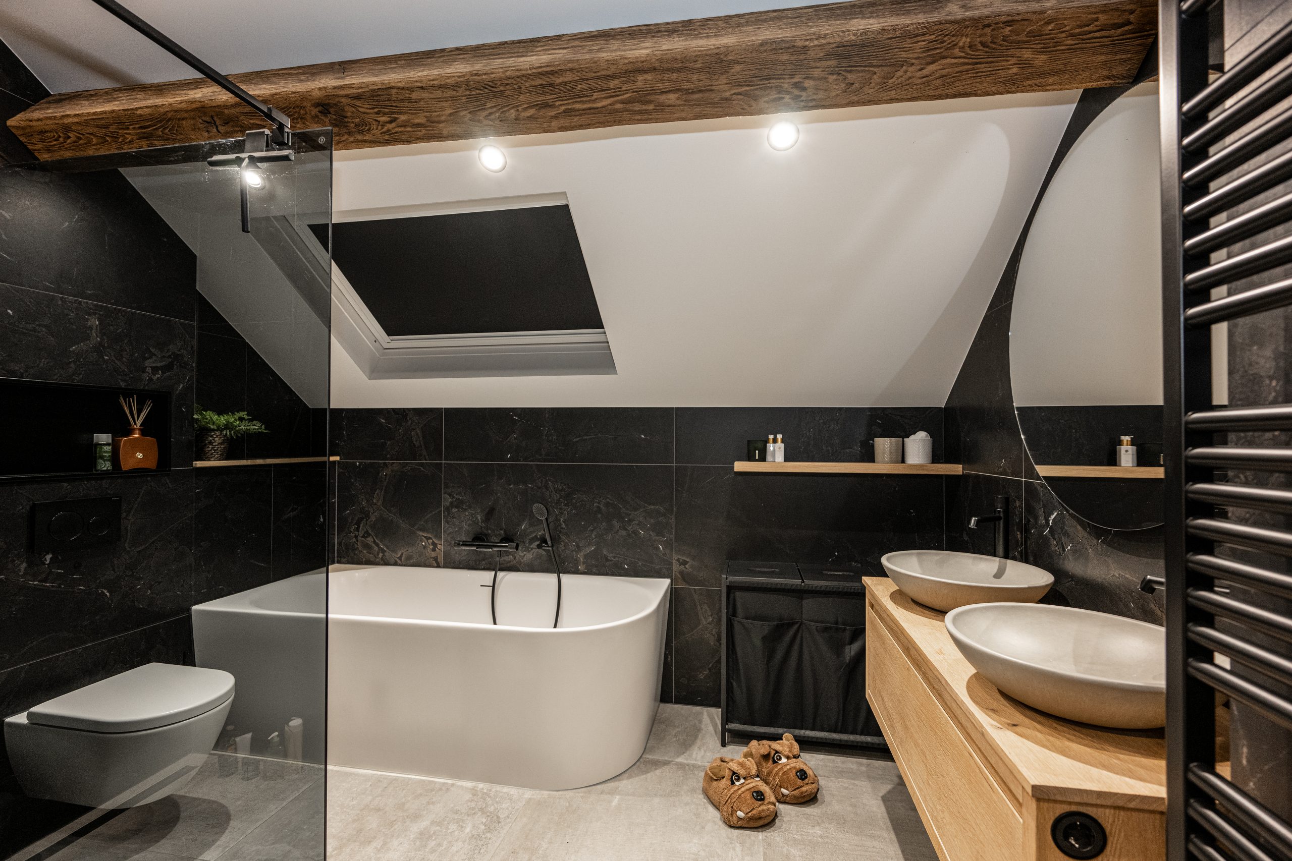 Houten plafondbalken die warmte toevoegen aan badkamerinterieur