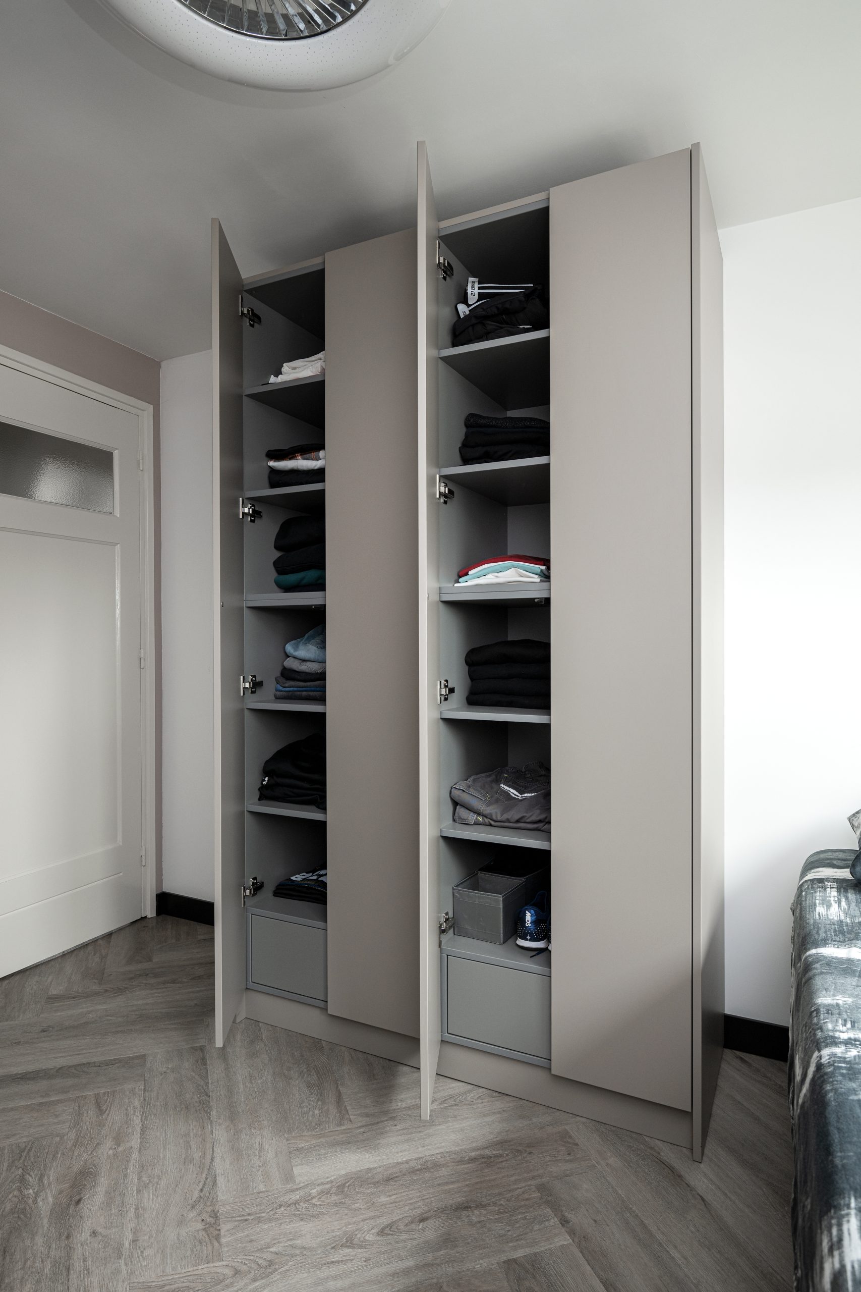 Lichte beige slaapkamerkast die perfect past in een modern interieur