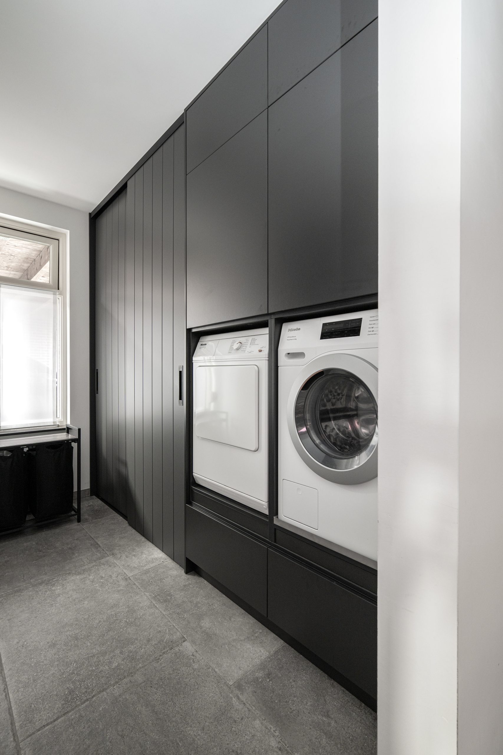 aatwerk zwarte wasmachinekast in de berging, geïntegreerd rondom de CV-ketel
