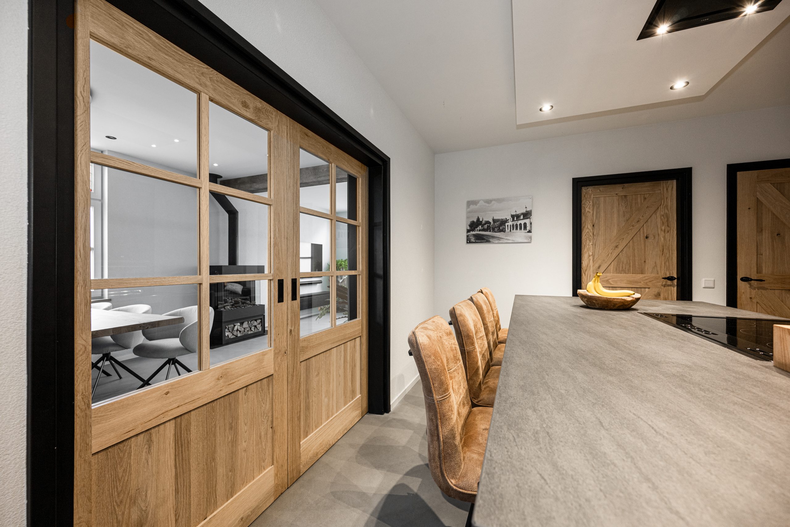 Massief eiken schuifdeur met glazen paneel