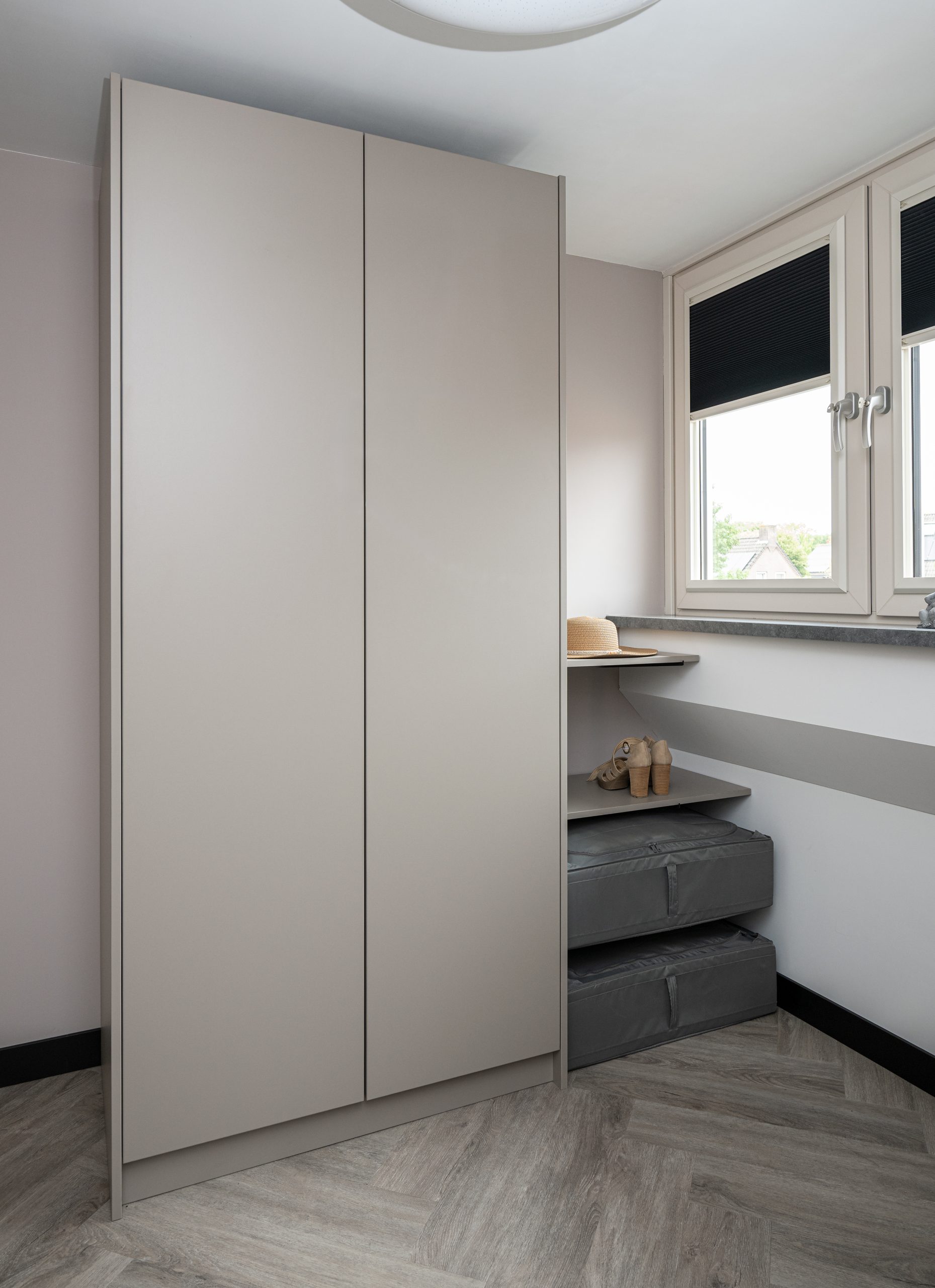 Minimalistische beige slaapkamerkast met gladde afwerking en greeploos