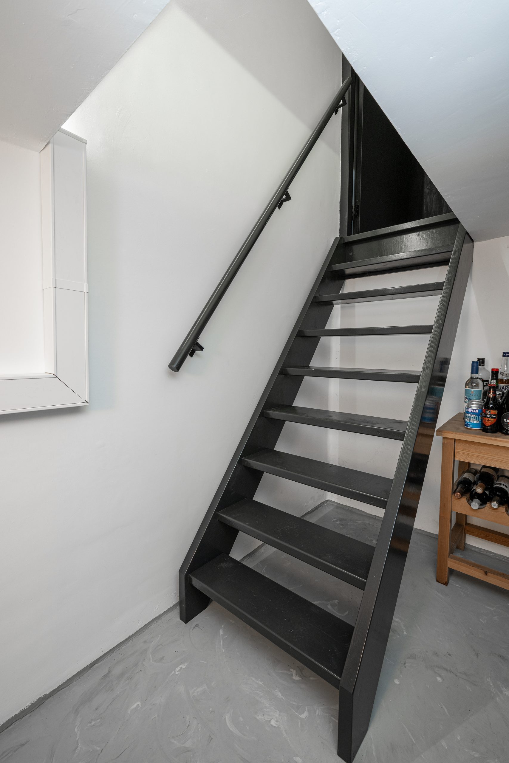 Zwarte houten keldertrap