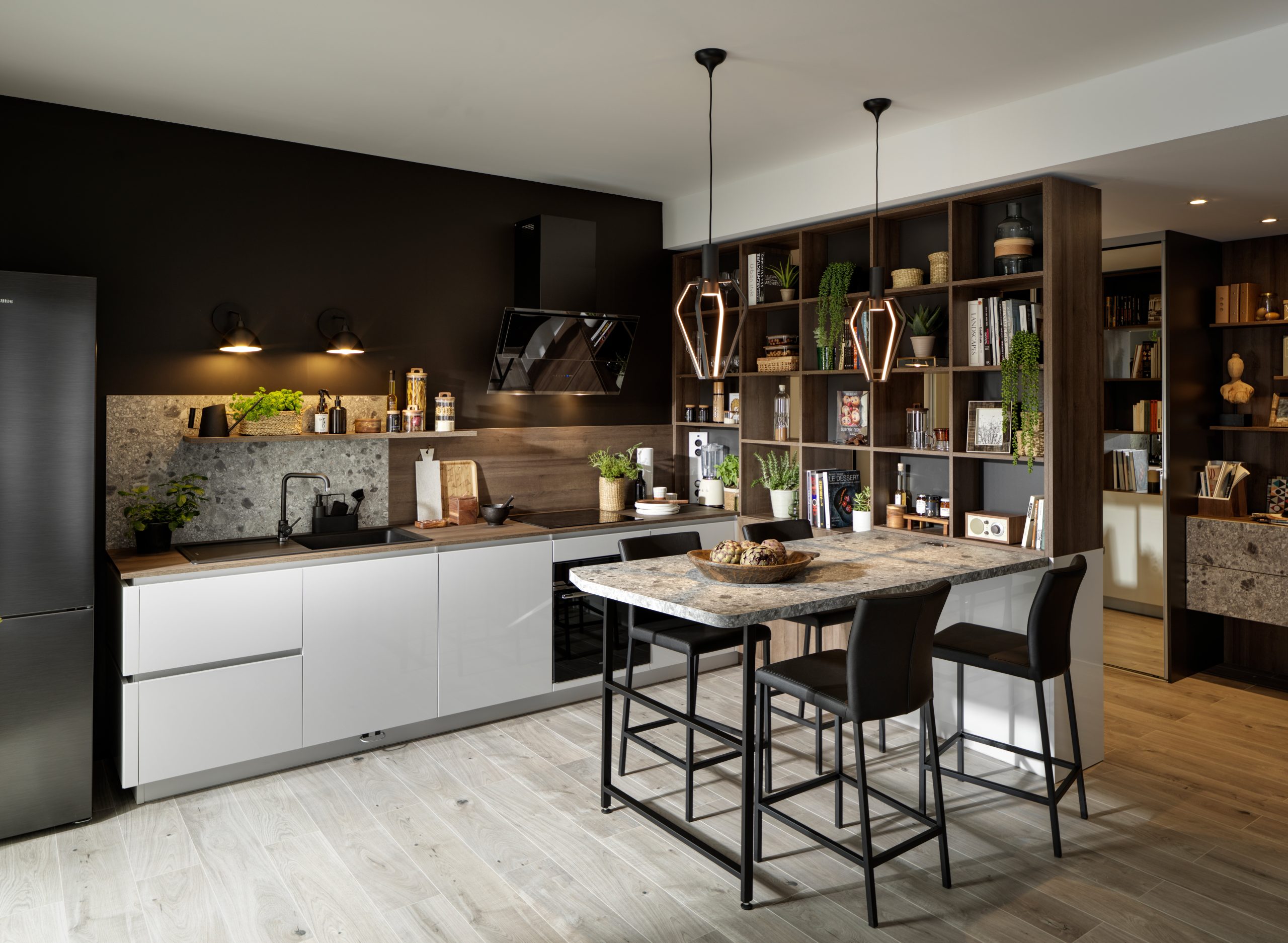 Moderne keuken met donkere muren en lichte Terrazzo eetbar, inclusief open, houten maatwerk vakkenkast als sfeervolle roomdivider.