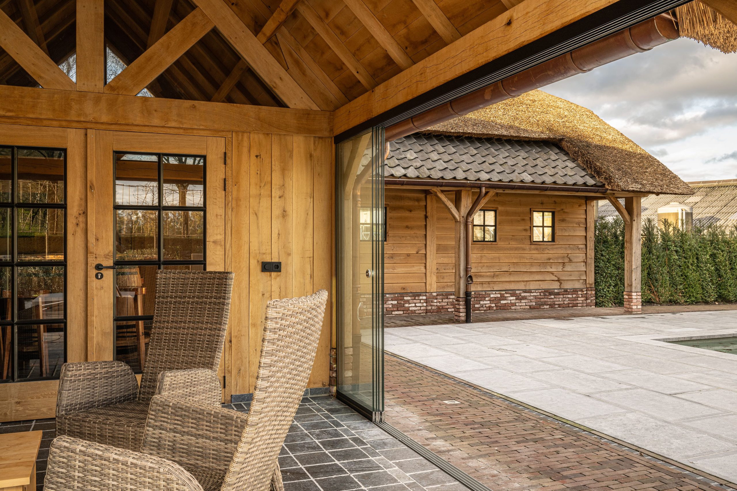 Zicht op de authentieke eikenhouten spantconstructie aan de binnenzijde van het dak.
