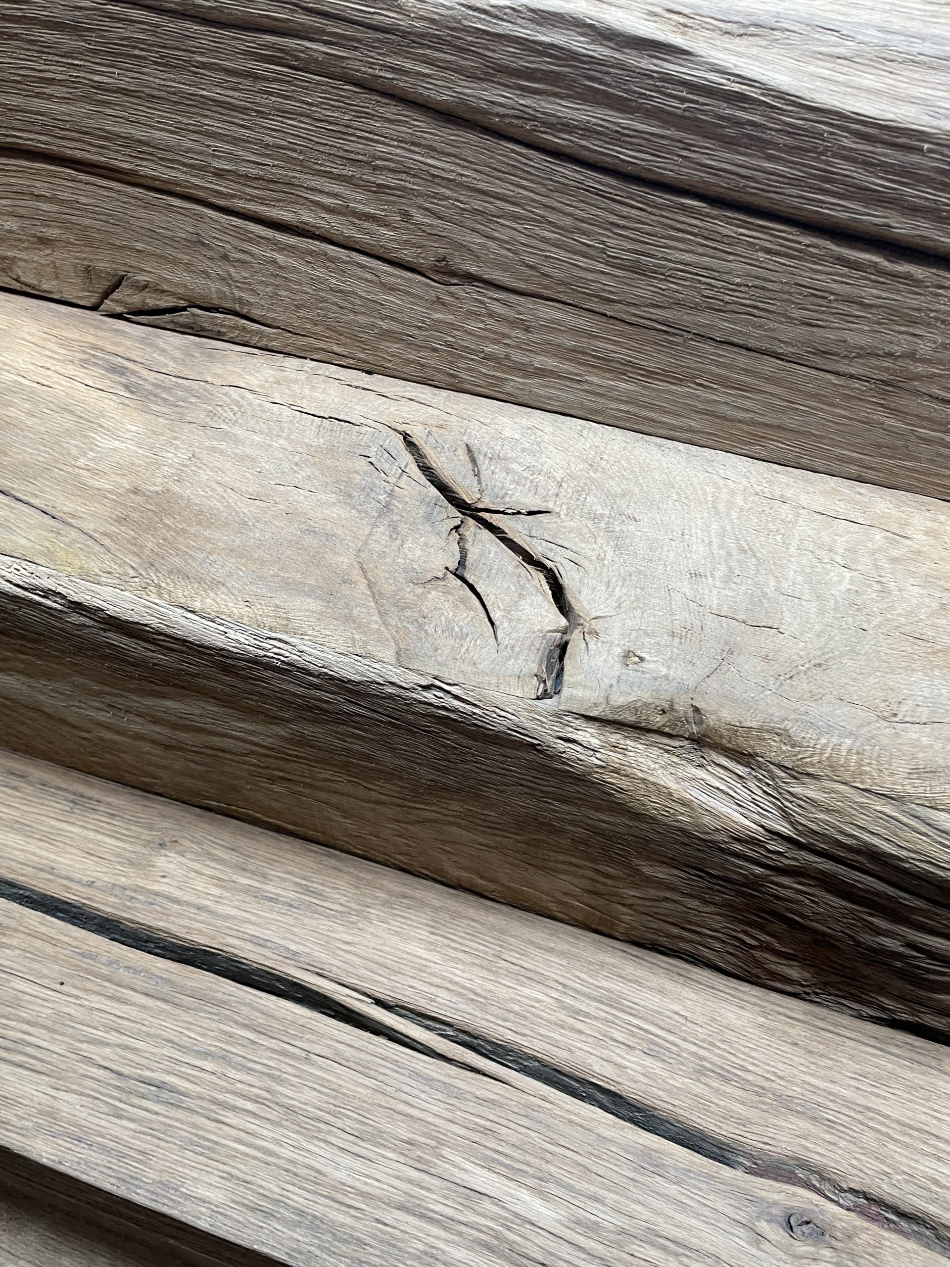 Extreme close-up van de natuurlijke nerven, noesten en scheuren in het verweerde eikenhout van de trap.